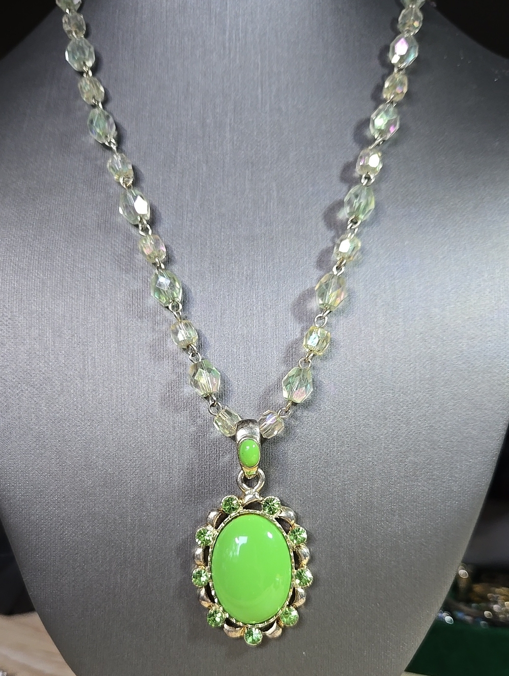 Green Oval Pendant Necklace - Unbranded